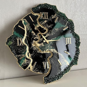 Green Epoxy Resin Art Wall Clock Unique Room Decor Aesthetic Modern Resin Geode Wall Art Living Room Decor Geode Home Decor