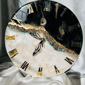 Handmade Resin Art Wall Clocks - Modern Home Decor & Perfect Housewarming Gifts.